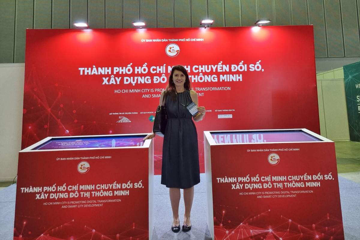 Michaela Královičová na veľtrhu Smart City Asia, Hočiminovo mesto, Vietnam 2023 (zdroj Infinity Standard).